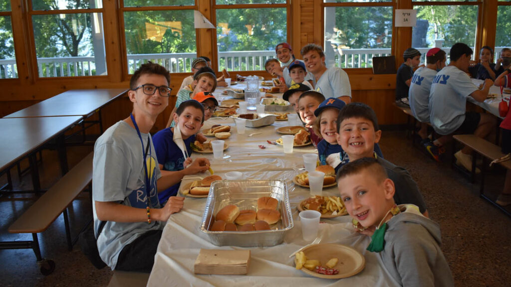 Campers eating lunch together.