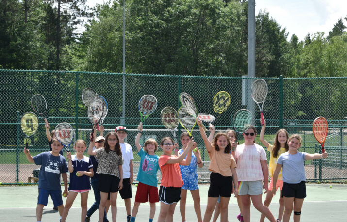 Group of Garinim campers on the tennis court.