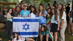 campers holdin gup the Israeli flag.