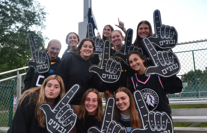 Group of Nivonim campers with foam fingers.